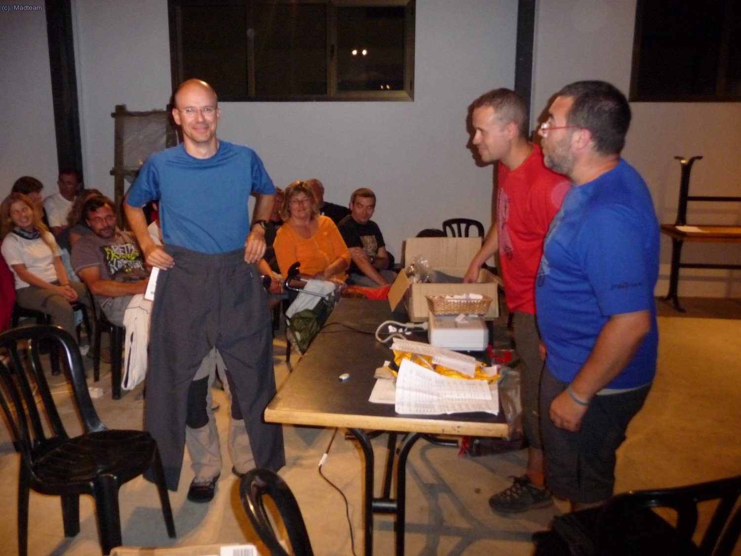 Y empieza el sorteo de material, Betriacum con unos pantalones.