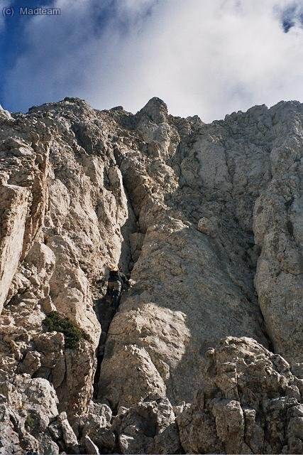 Dani pujant en lliure el primer tram de cadenes cap al Calderer