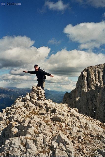 Dani al cim del Fals Pollegó Inferior. El vent casi se l´emporta :)