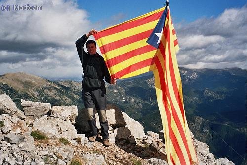 Dani a les banderes que hi ha pasat el cim del Calderer al acabar la cresta