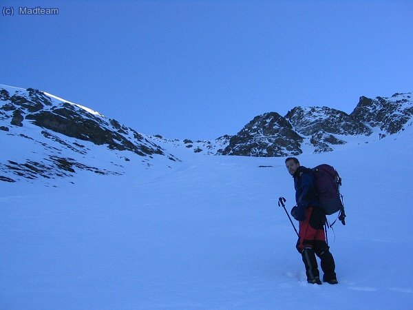Empezamos a subir... hemos decidido que subiremos a un picacho que hay cerca del refu.. la nieve no deja pa mucho más