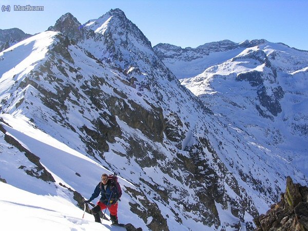 Madveras en el collado.... si lo que lleva colgando es un grampon.. saltó uno de los tornillos y hubo que hacer una ñapilla