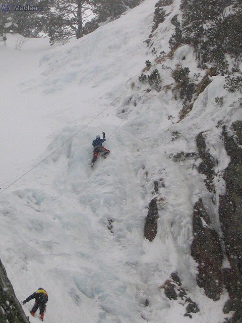 Y MadVeras subiendo en mitad de la Nevada. Foto: Dave