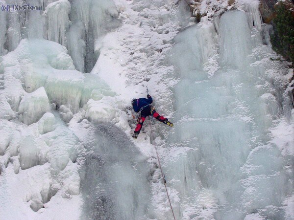En el mismo punto. Espectacular! foto: UnaChicacascada salines.mpg (48Mb)