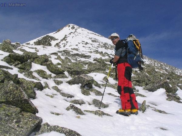 Madveras con el priemr hito del perdiguero al fondo.... la cima detras aun no se ve