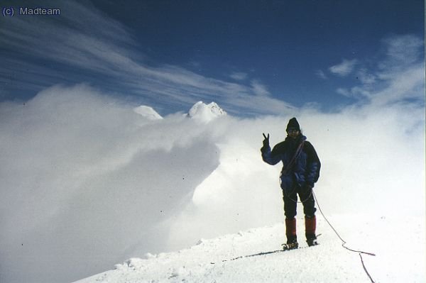 MadJaume en la cima del Breithorn. Al fondo entre nubes aparece el Liskamm.