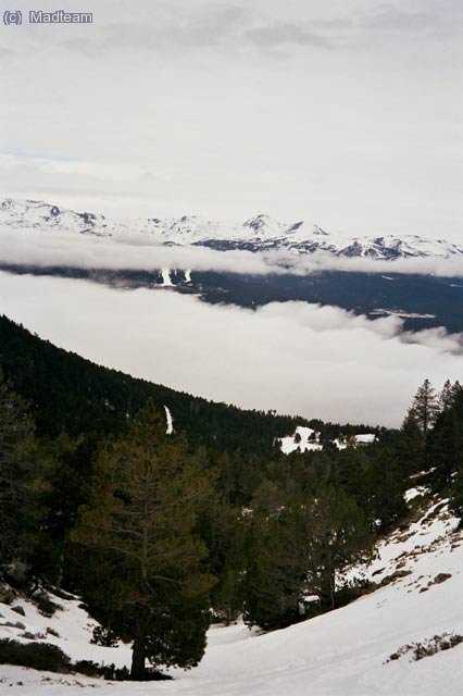 Mirando hacia el Carlit. Durante la subida la niebla y el mal tiempo provocaban efectos visuales un tanto