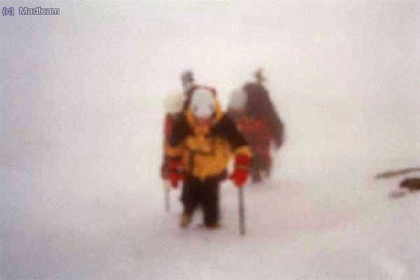 Llegó el mal tiempo. Nuria avanzando entre la niebla