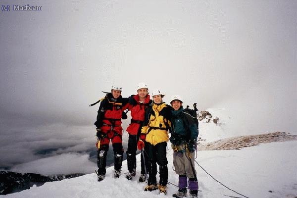 David, Eduard, Nuria i Sergi con la cima del Cambredase detrás