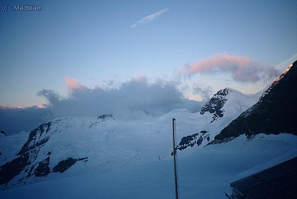 Vista desde el refugio hacia el Jungfrau con las primeras luces.