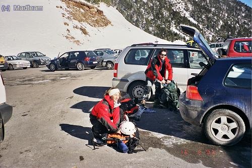 Evita y Julio recogiendo los trastos. foto: DANI