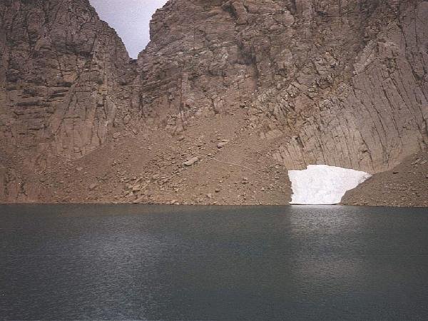 El refugio de tucarroya desde el Lago de Marboré