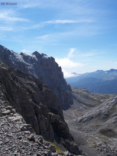 Pe&ntilde;a Olvidada y el camino ya hecho, desde el desv&iacute;o a Pe&ntilde;a Vieja.