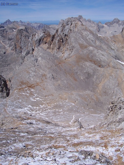 La bajada de Pe&ntilde;a Vieja.  La nieve se hab&iacute;a derretido bastante, pero a&uacute;n quedaba algo de hielo.