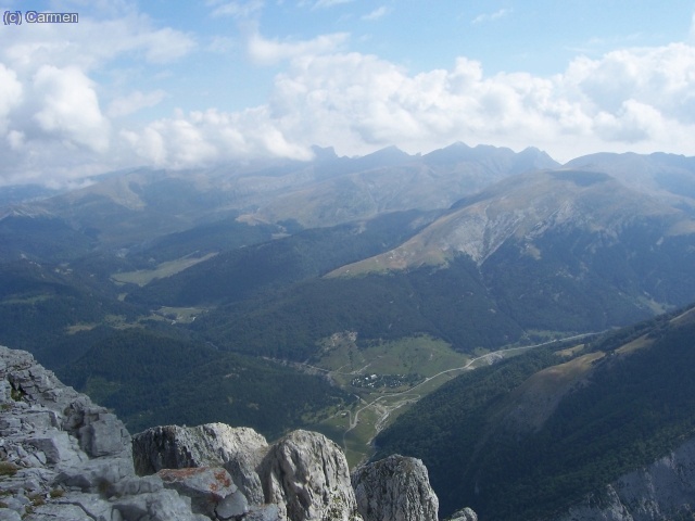 El camping de Zuriza, con la Mesa y dem&aacute;s entre las nubes.