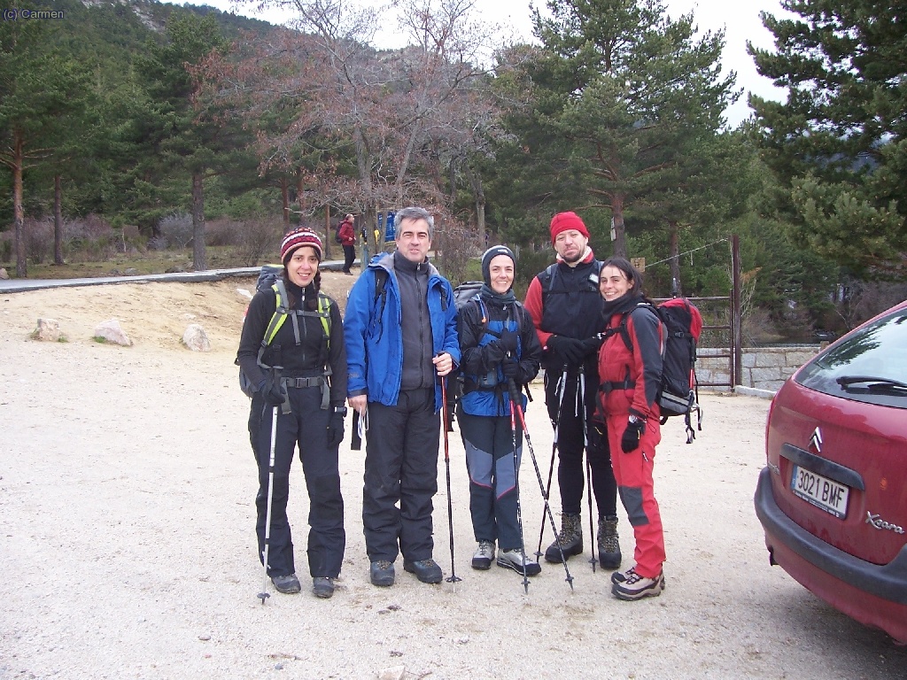 Olvido, Uturuncu, CarmenThin, Coruxa y la Payita, en el parking del Hotel de La Barranca, a punto de empezar la excursi&oacute;n.
