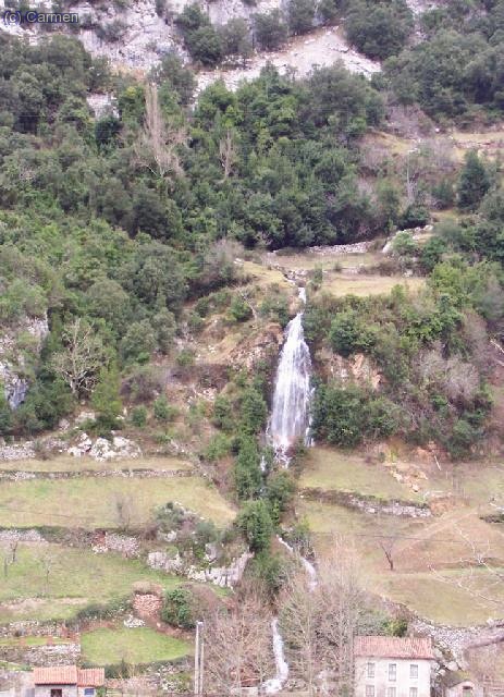 Cascada espont&aacute;nea llegando a La Hermida.