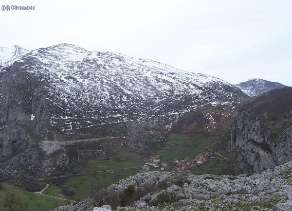 Uno de los barrios de Bejes (hay 2, separados entre s&iacute;, y con la iglesia y cementerio a medio camino entre ellos). En la monta&ntilde;a que hay arriba se ve la pista que va a Andara, al Jitu Escarandi y tambi&eacute;n a Sotres.