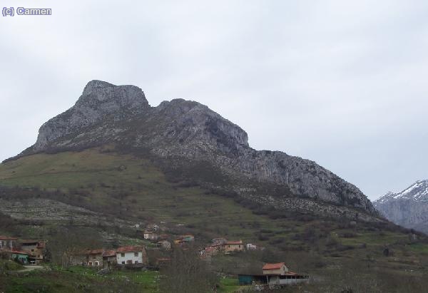 Bores y la Pica de Pe&ntilde;amellera.  &iexcl; Qu&eacute; distinta vista de cerca !