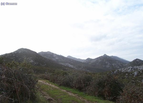 Uno de los picos que se ve es el Paisanu, con la ermita de San Antonio arriba, que ni se aprecia en la foto....
