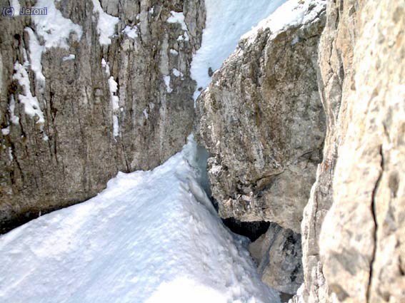 Bloque empotrado. Después de 30 minutos, desistimos y fuimos al rapel. Tiene unos 10 metros de altura.