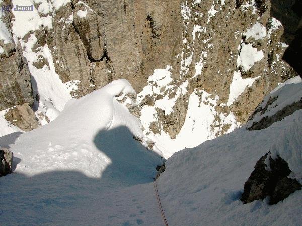 Final del rapel normal de 30 metros. Luego se flanquea a la izquierda. Nosotros seguimos en dirección donde van las cuerdas.