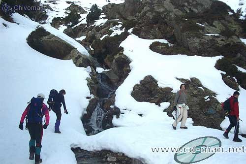 Iniciamos la ascensión. Un inicio relajado sorteando varios riachuelos