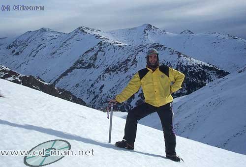 La subida se hace muy larga, la gran cantidad de nieve dificulta enormente la ascensi&oacute;n. El uso de crampones y piolet&acute;s se hacen inevitables.
