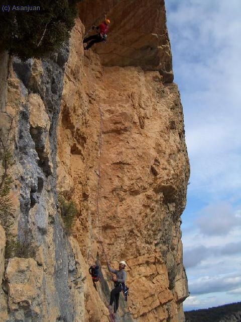 Inicio del techo del 2º largo del Clan: Ae. La placa anterior al techo 7a.