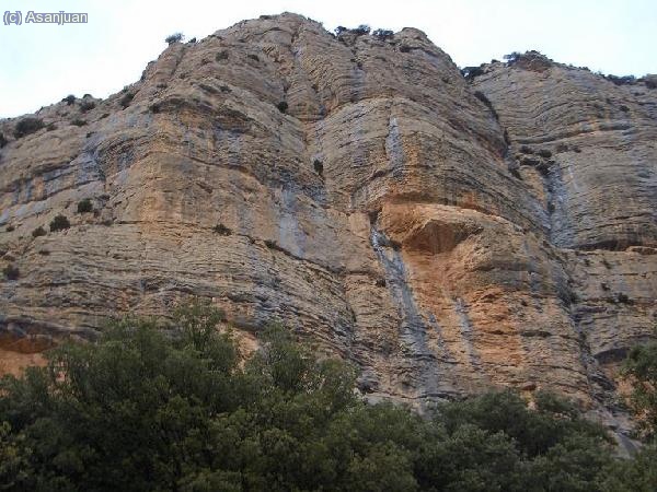Parte de la pared por donde discurren ambas vías.