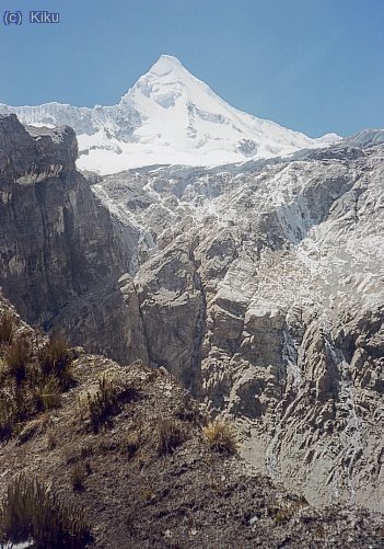 Artesonraju des de la llunyania
