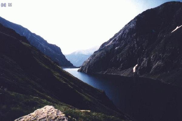 Comenzamos la excursi&oacute;n bordeando el Estany de Llauset (entonces se pod&iacute;a subir en coche particular hasta la presa, benditos tiempos)