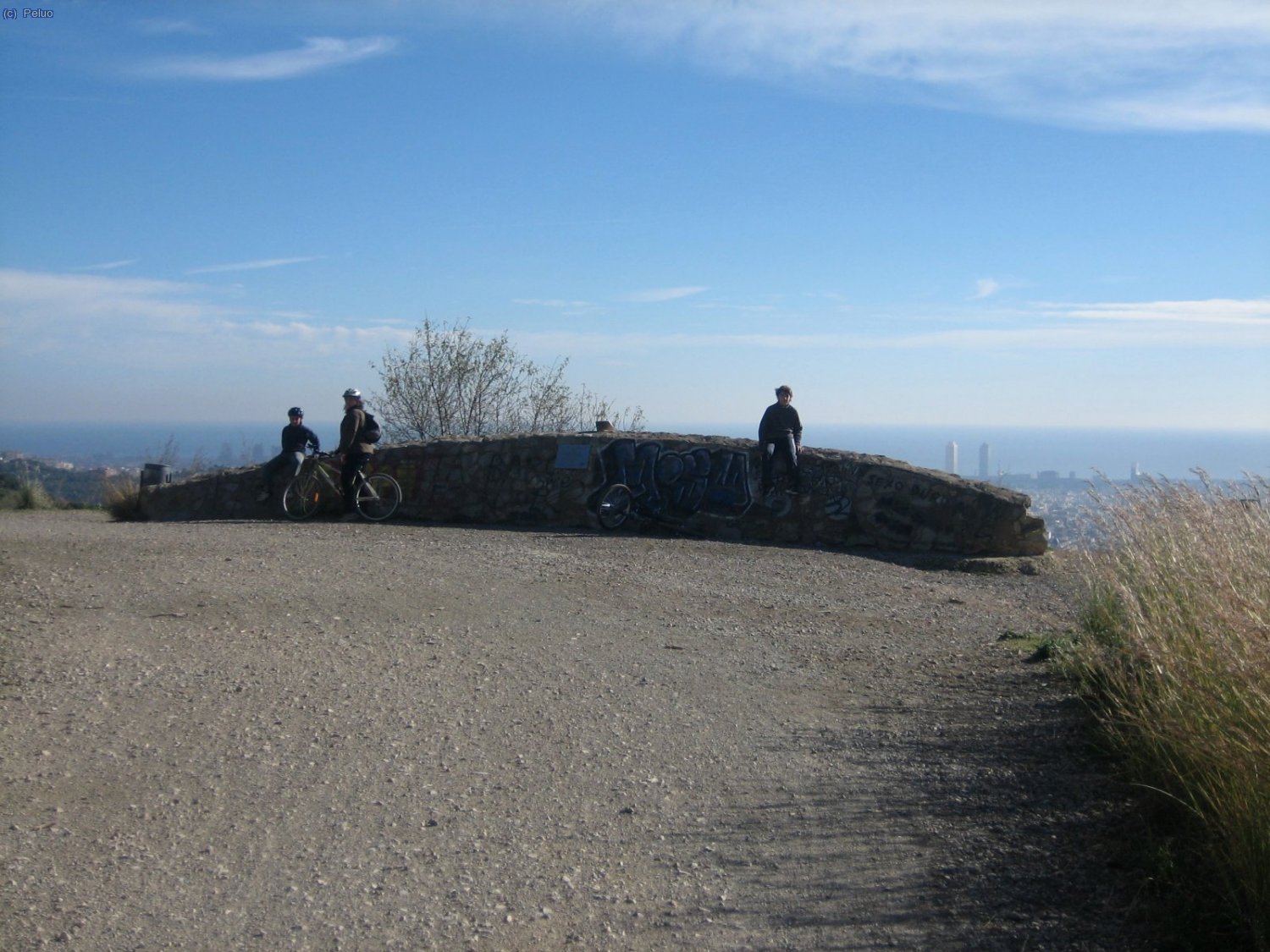 Hi ha nombrosos bancs de pedra que permeten visualitzar l