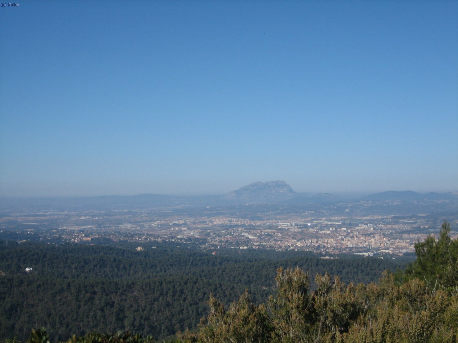 Vista sobre el Vall&eacute;s des de el Tur&oacute; de la Magarola.