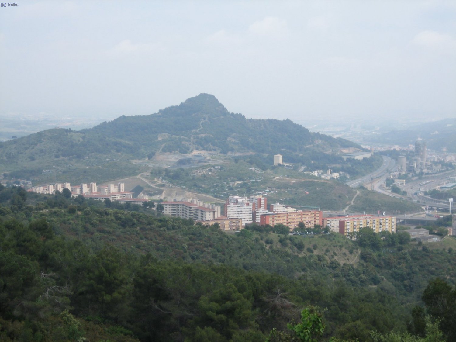 Vista del Tur&ograve; de Montacada i les cases a prop del barri de Can Cui&agrave;s.