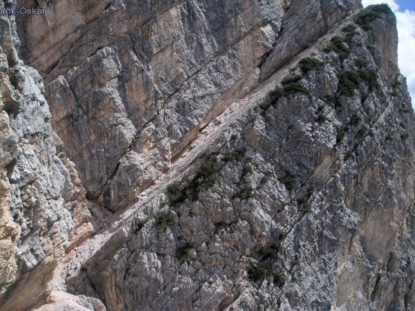 Por esta cornisa se hace la trepada "a pelo" de II&ordm;. Cuidado, hay mucha piedra suelta