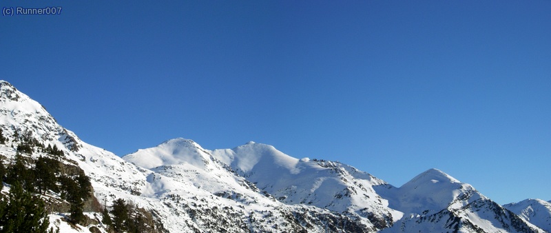 Degut a que la carretera esta tancada per la preparaci&oacute; de les pistes d&acute;esqui , la sortida la comencem just a sobre la pista  Ordino - Arcalis .
Al fons Fontflanca amb el seu mugr&oacute; caracteristic