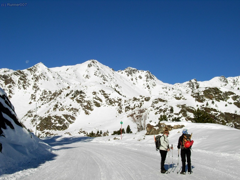 Remuntem per la carretera.pista  , fins a trovar l&acute;indicador dels Estanys de Tristaina .