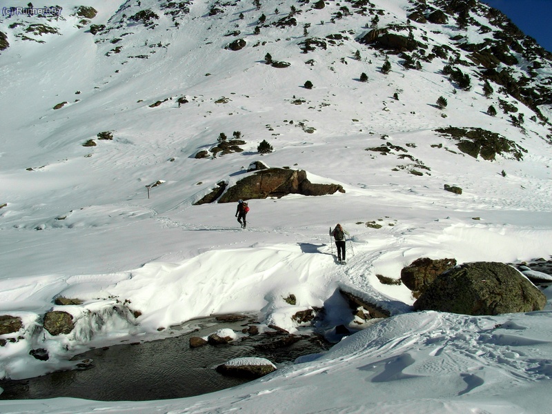 Motse i Carme a la pasarela que ens dur el cam&iacute; d&acute;estiu .