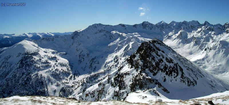 Aquet pic no te nom , esta ubicat al costat Sud - Oest del coll . Darrera  els hi veiem tots Arcalis , Cataperdis , Pla del Estany , Racofred , Medacorba , Lavans .....