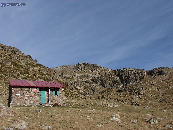 Refugi Folch , amb el Pic d&acute;Engorgs al fons