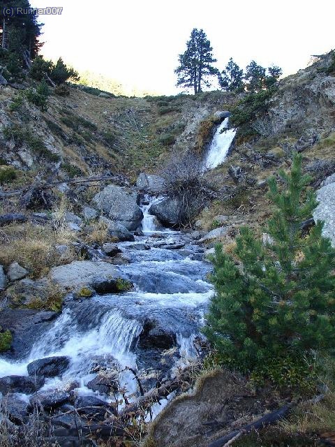 Remontant el riu Durant , a la vall hem deixat la boira i pensem ens espera un dia net i clar