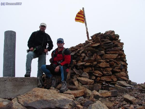 Dalt del cim no es veu res , la boira ens ha fotut les fotos enlaire.