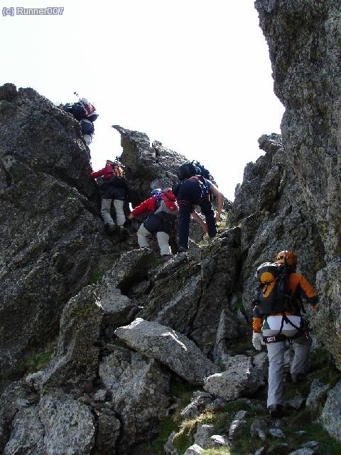 Despres de devallar una miqueta per una ample carena , comença la cresta.