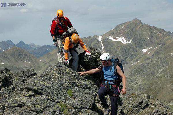 Quim , Carme , i Salvador amb el Fontblanca de teló de fons .
