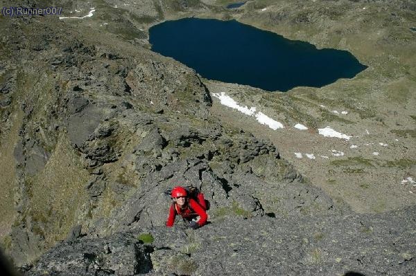 Montse a les ultimes grimpades .El Estany blau a sota ....