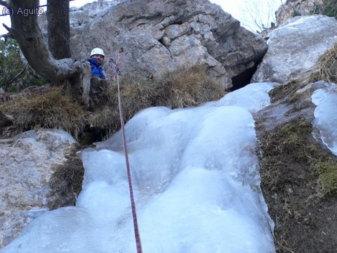 Asegurando desde el final del resalte que da nombre a la cascada.