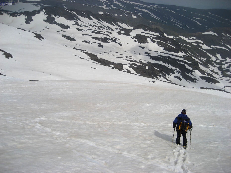 Descenso de los Basares del Veleta, habia unas cornisas amenazantes que recomendaban pasar con prudencia