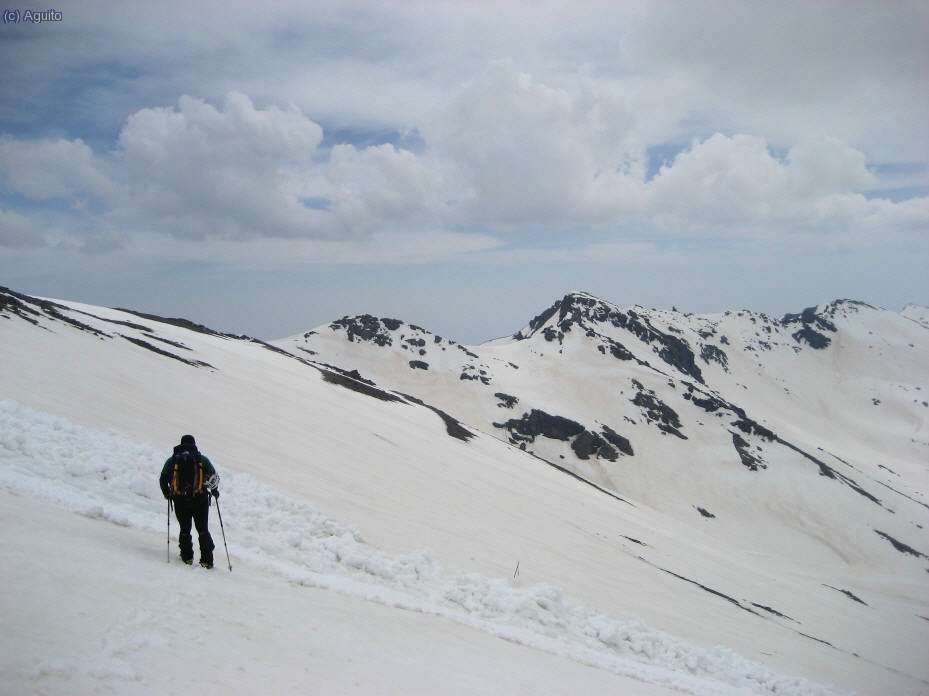 Aproximandome al Collado del Veleta, al fondo los Tajos de la Virgen