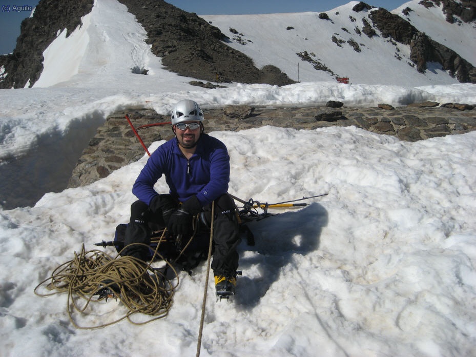 Asegurando en el techo del refu, jejeje